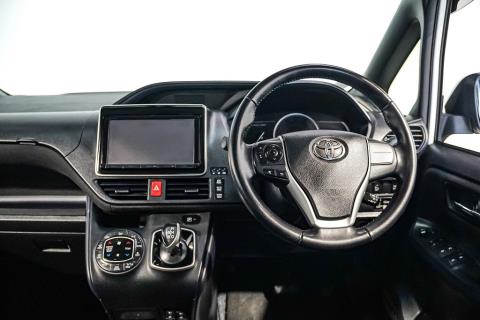 2014 Toyota Noah Hybrid / Voxy - Thumbnail