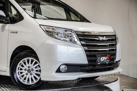 2014 Toyota Noah Hybrid / Voxy - Thumbnail