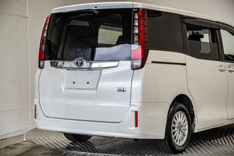 2014 Toyota Noah Hybrid / Voxy - Thumbnail