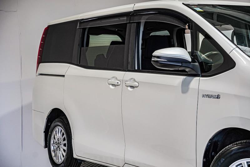 2014 Toyota Noah Hybrid / Voxy