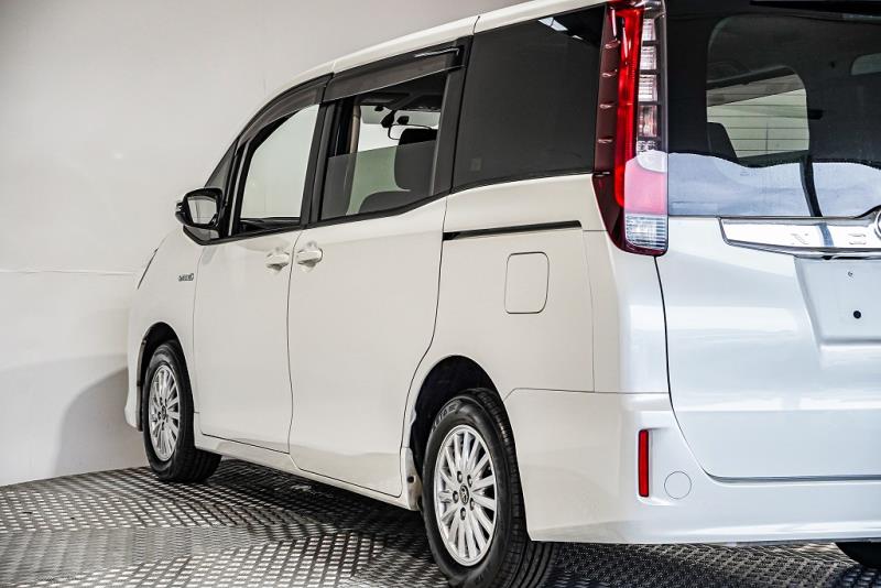 2014 Toyota Noah Hybrid / Voxy