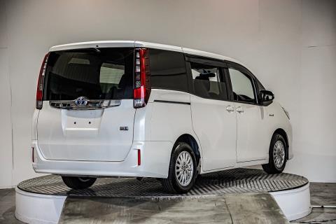 2014 Toyota Noah Hybrid / Voxy - Thumbnail