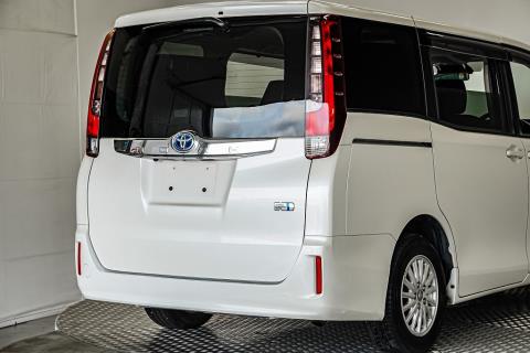 2016 Toyota Noah Hybird / Voxy - Thumbnail