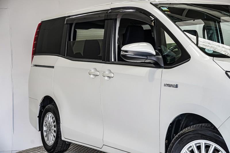 2016 Toyota Noah Hybird / Voxy