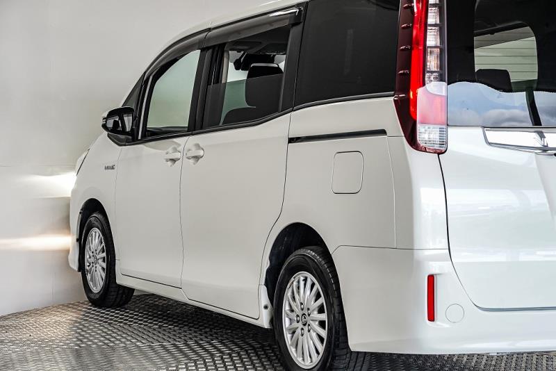 2016 Toyota Noah Hybird / Voxy