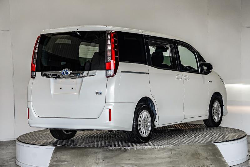 2016 Toyota Noah Hybird / Voxy