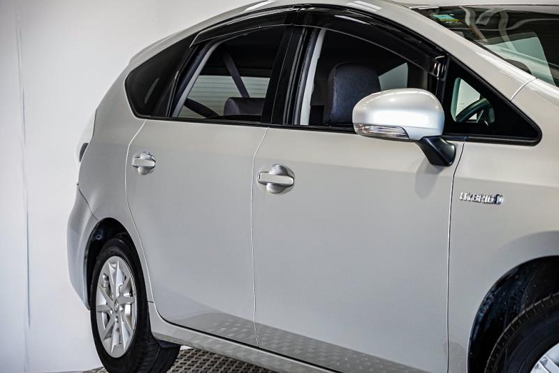 2011 Toyota Prius Alpha Hybrid