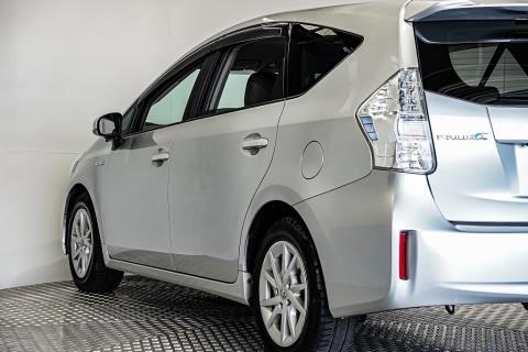 2011 Toyota Prius Alpha Hybrid - Thumbnail