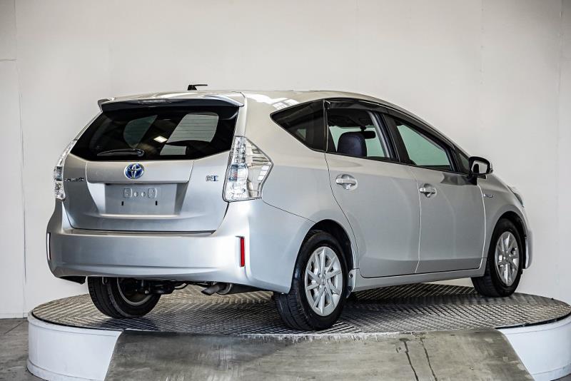 2011 Toyota Prius Alpha Hybrid