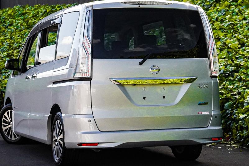 2015 Nissan Serena Hybrid 8 Seater