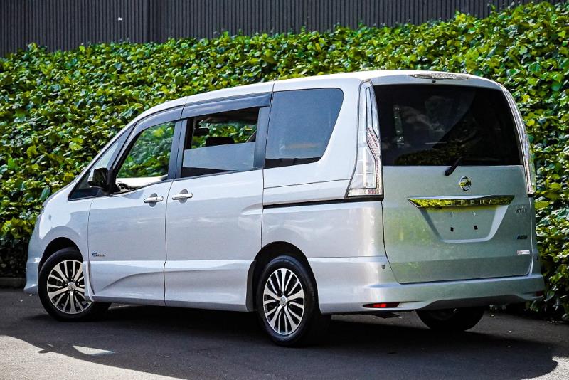 2015 Nissan Serena Hybrid 8 Seater