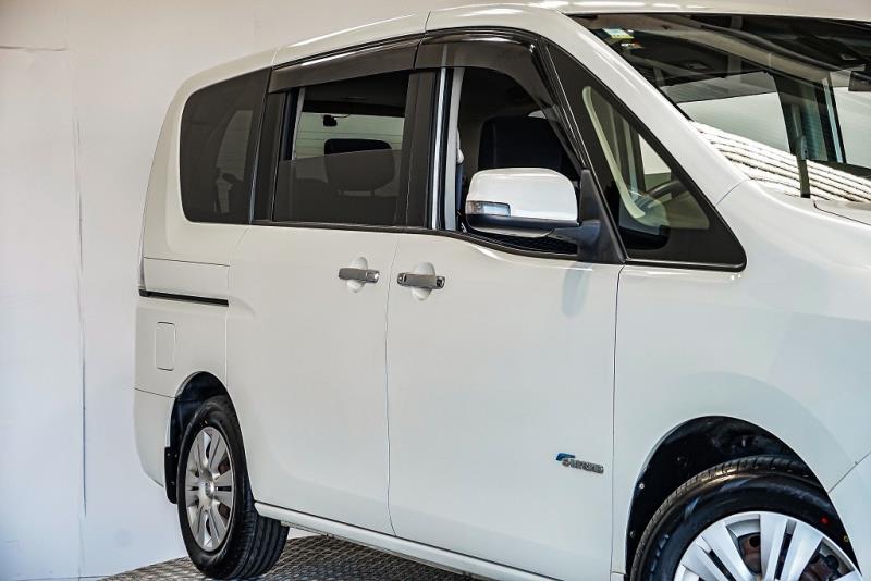 2014 Nissan Serena Hybrid 8 Seater