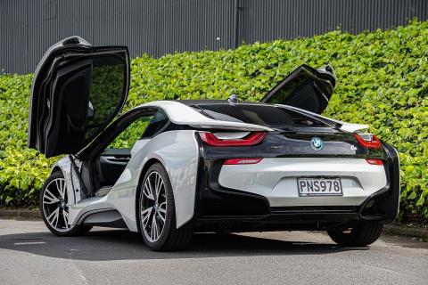 2016 BMW i8 e-Drive Hybrid - Thumbnail