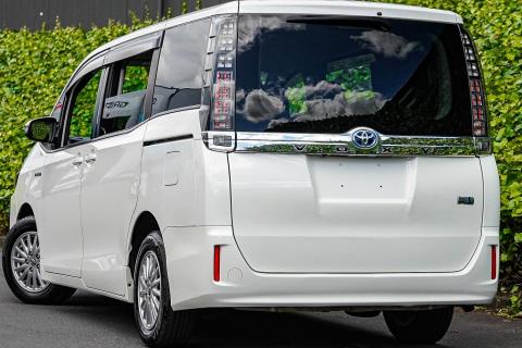 2014 Toyota Voxy X Hybrid / Noah - Thumbnail