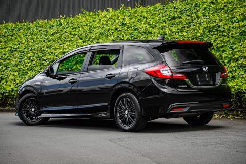 2015 Honda Jade X Hybrid / Shuttle - Thumbnail